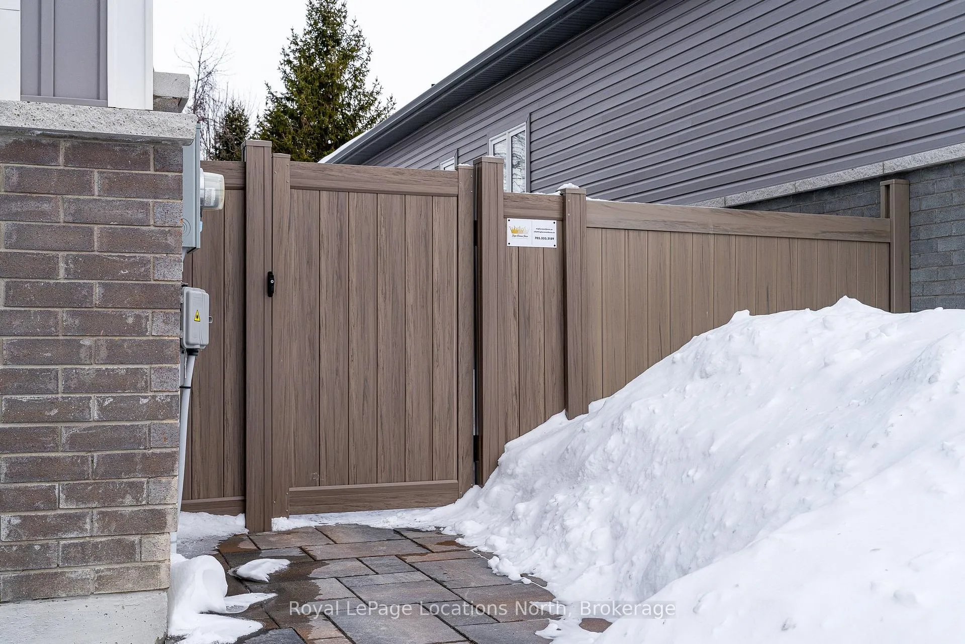 Photo 3 of 31 Emerald Street, Wasaga Beach — HOMEH
