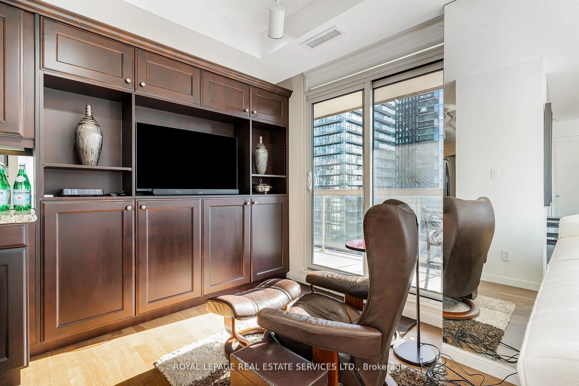 Photo 4 of Unit 1203, 900 Mount Pleasant Road, Toronto, Mount Pleasant West — HOMEH