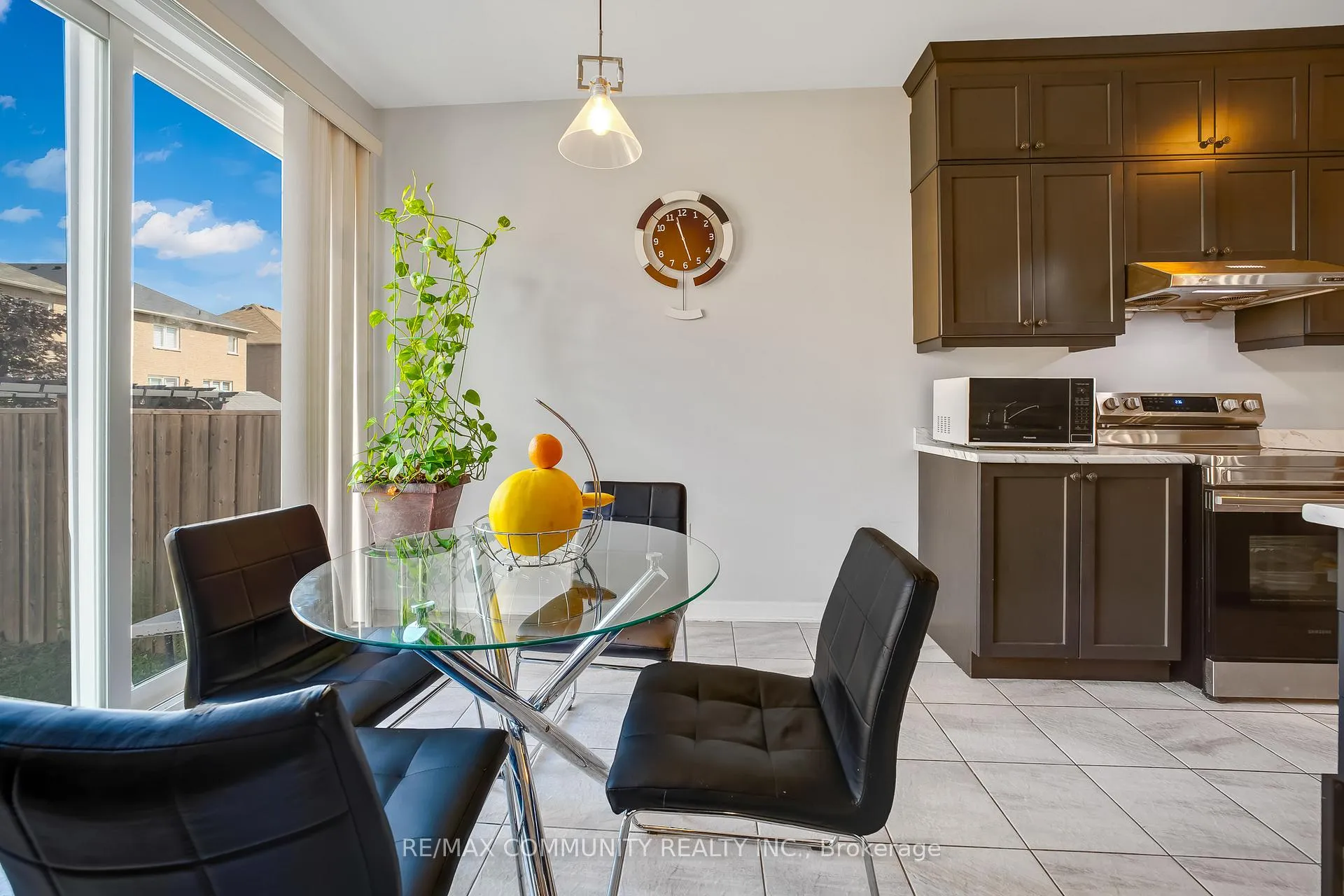 Photo 12 of 1064 Cameo Street, Pickering, Rural Pickering — HOMEH