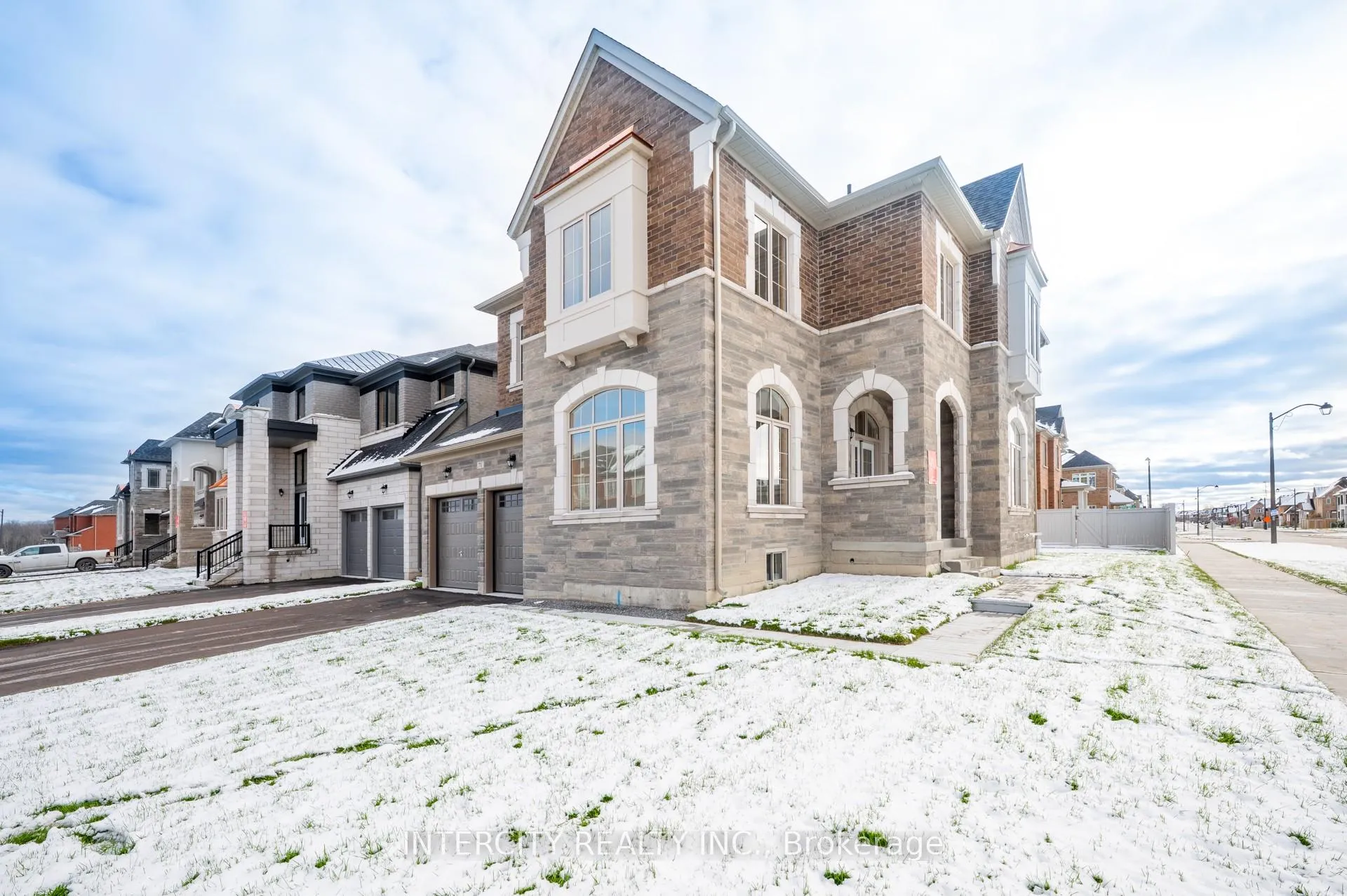 Photo 3 of 71 Lorrain Hand Avenue, Georgina, Keswick South — HOMEH