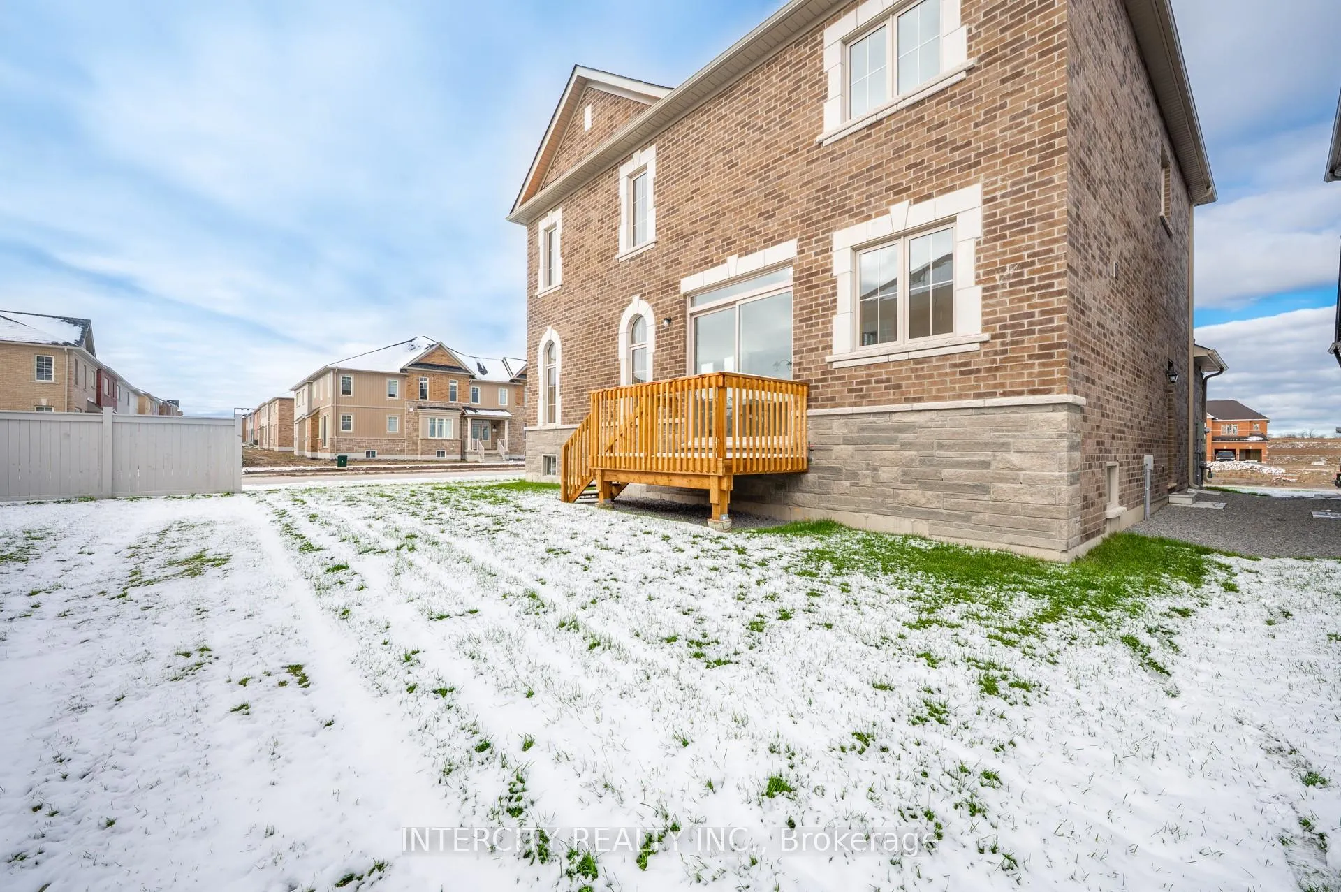 Photo 6 of 71 Lorrain Hand Avenue, Georgina, Keswick South — HOMEH