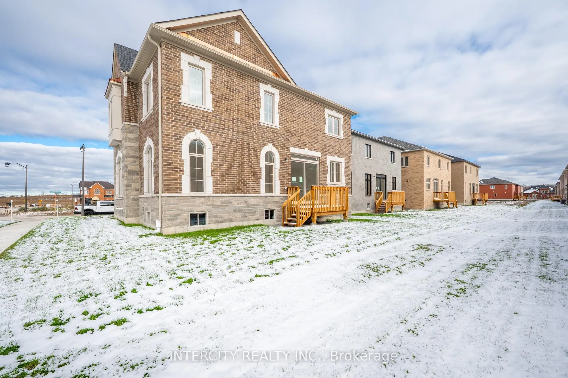 Photo 7 of 71 Lorrain Hand Avenue, Georgina, Keswick South — HOMEH