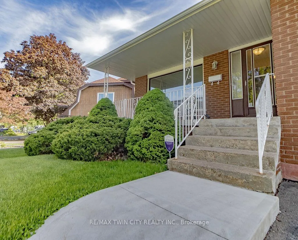 Photo 3 of 20 Manorcrest Street, Brampton, Central Park — HOMEH