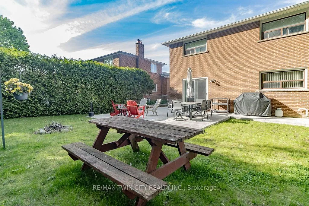 Photo 6 of 20 Manorcrest Street, Brampton, Central Park — HOMEH