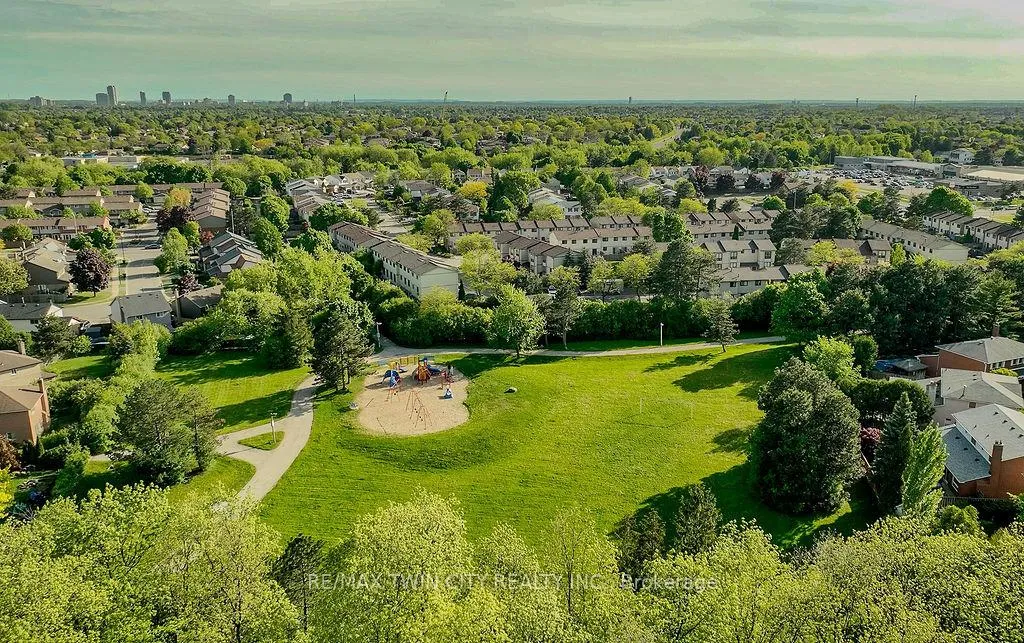 Photo 8 of 20 Manorcrest Street, Brampton, Central Park — HOMEH