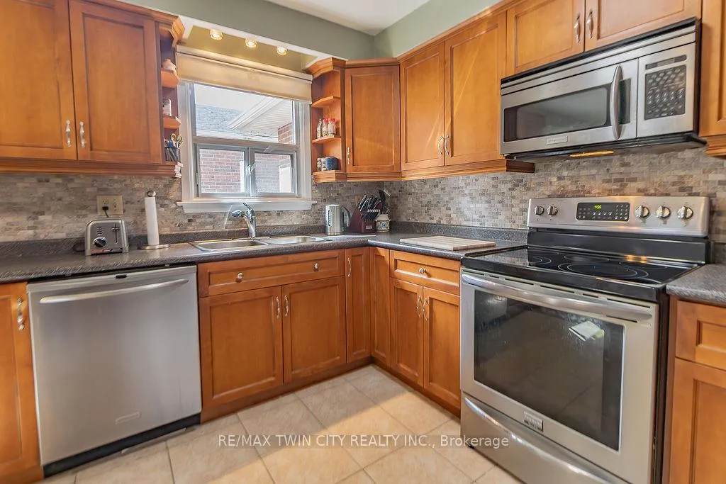 Photo 21 of 20 Manorcrest Street, Brampton, Central Park — HOMEH