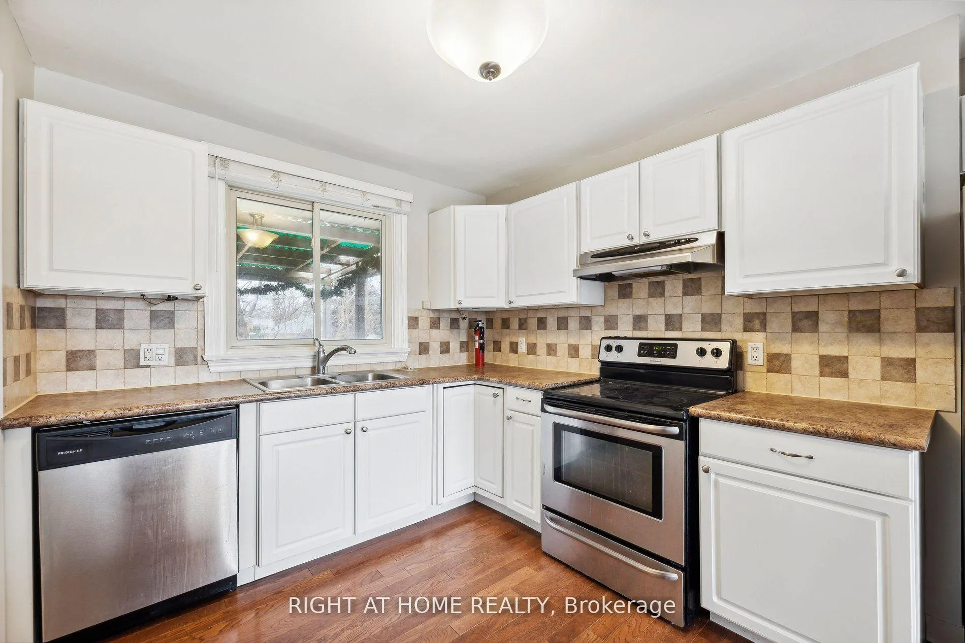 Photo 3 of 288 Baldwin Street, Oshawa, Donevan — HOMEH