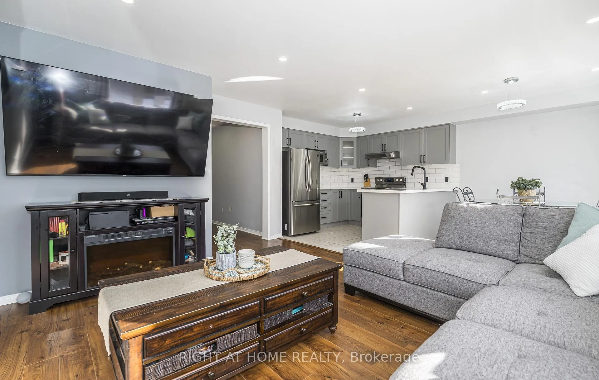 Photo 8 of 31 Tansley Crescent, Ajax, Northeast Ajax — HOMEH