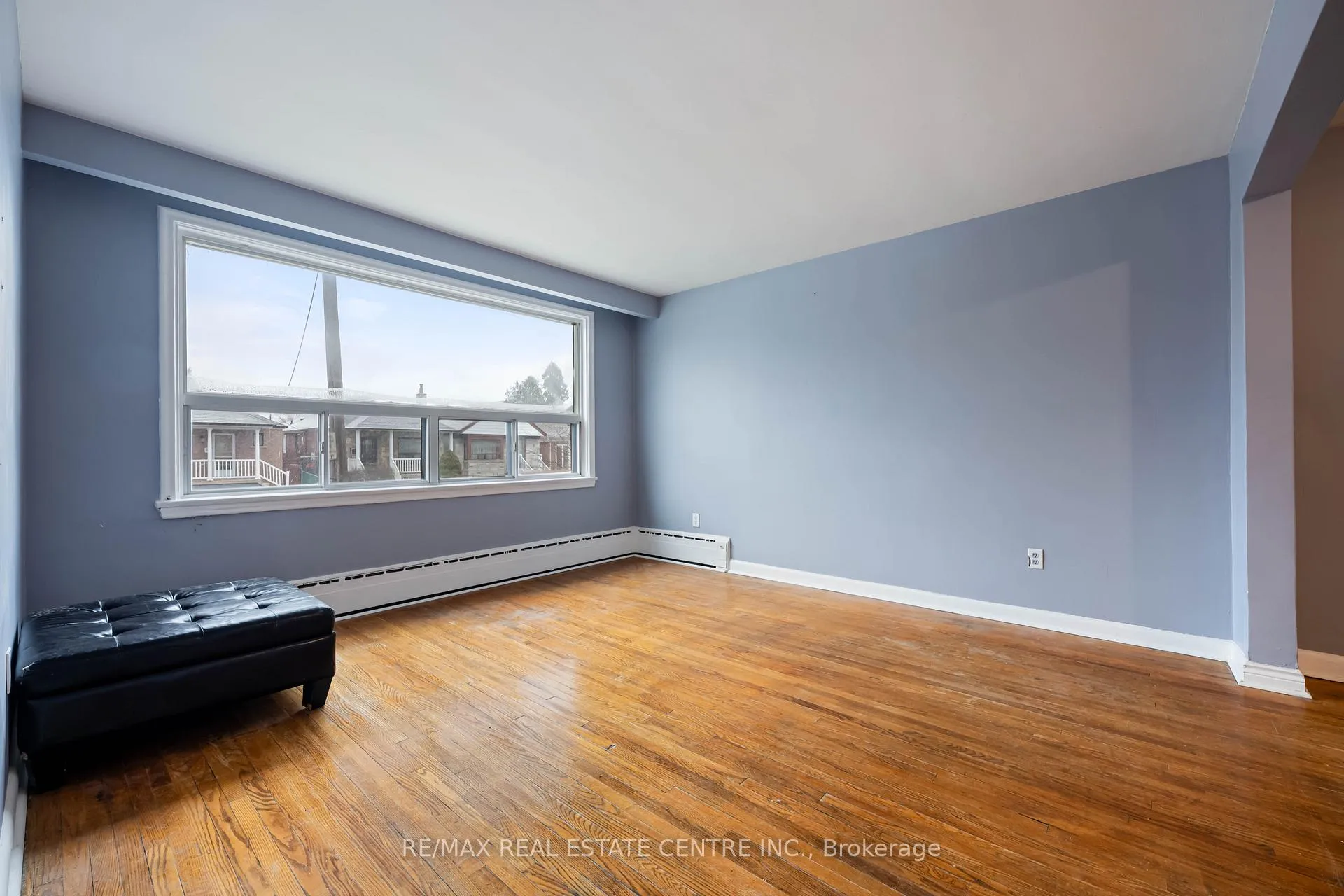 Photo 5 of 10 Lapp Street, Toronto, Rockcliffe-Smythe — HOMEH