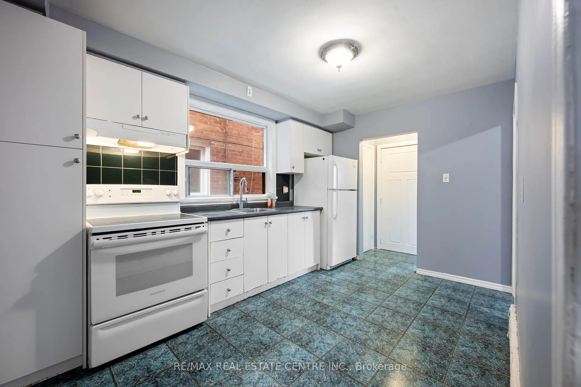 Photo 11 of 10 Lapp Street, Toronto, Rockcliffe-Smythe — HOMEH