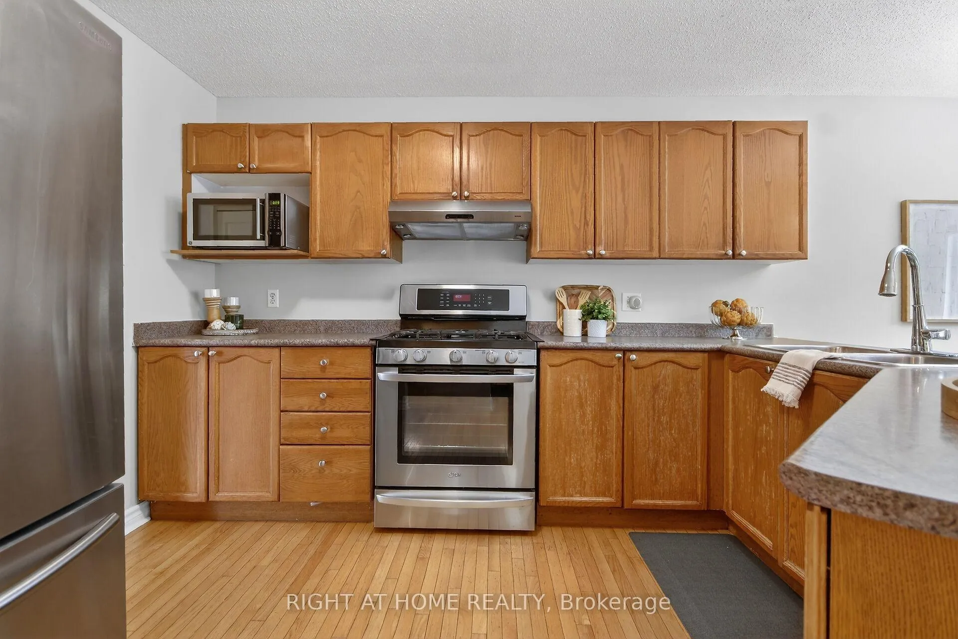 Photo 12 of 30 Randall James Drive, Ottawa, Stittsville (Central) — HOMEH