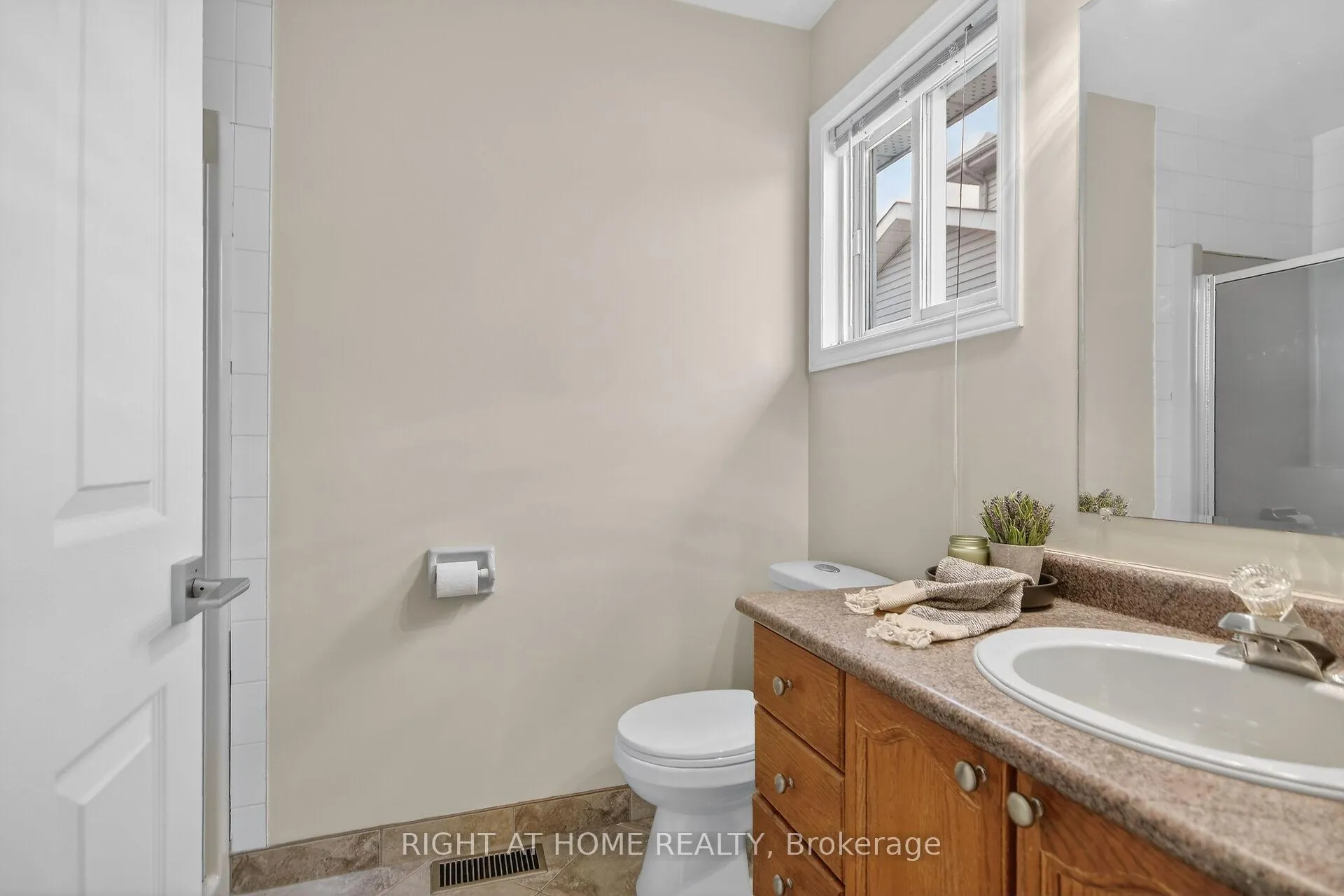 Photo 22 of 30 Randall James Drive, Ottawa, Stittsville (Central) — HOMEH