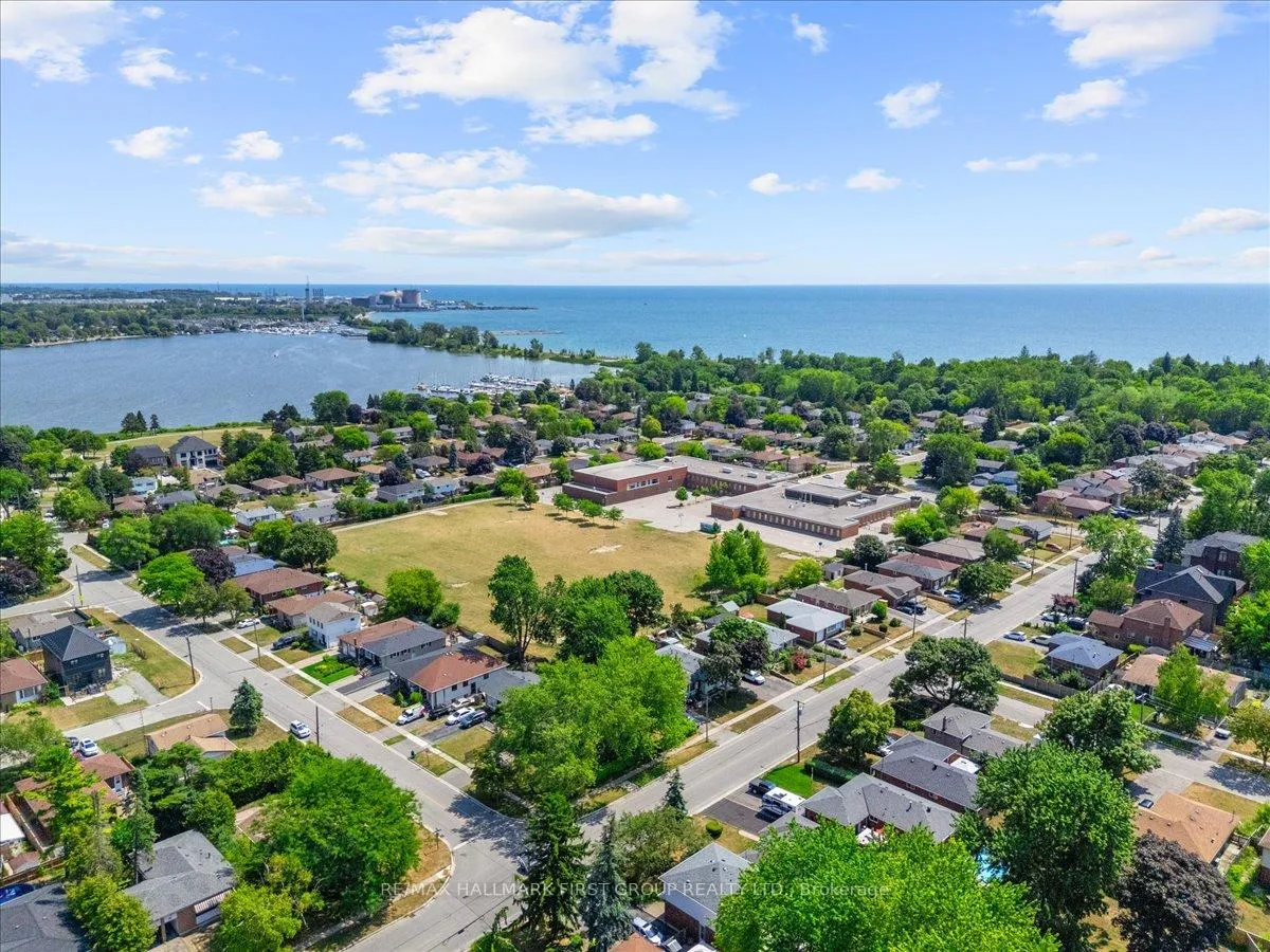 Photo 4 of 820 Sanok Drive, Pickering, West Shore — HOMEH