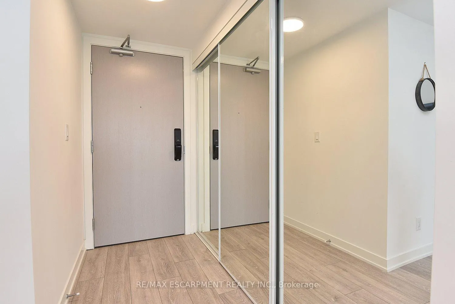 Photo 5 of Unit B1006, 3200 Dakota Common, Burlington, Alton — HOMEH