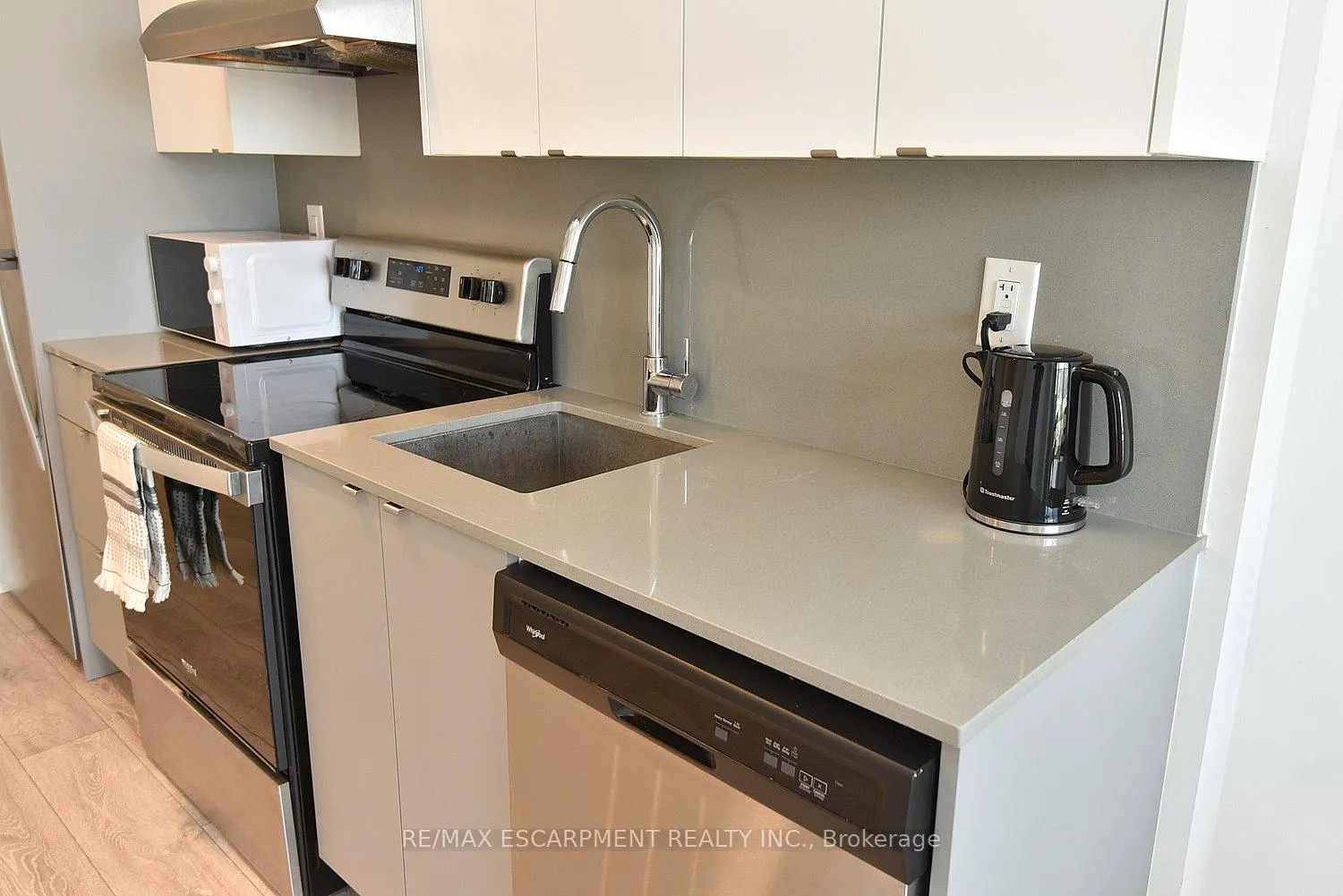 Photo 9 of Unit B1006, 3200 Dakota Common, Burlington, Alton — HOMEH