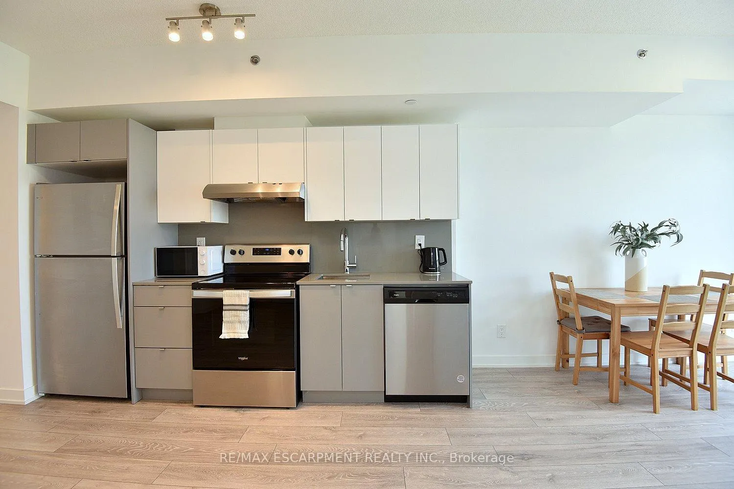 Photo 11 of Unit B1006, 3200 Dakota Common, Burlington, Alton — HOMEH