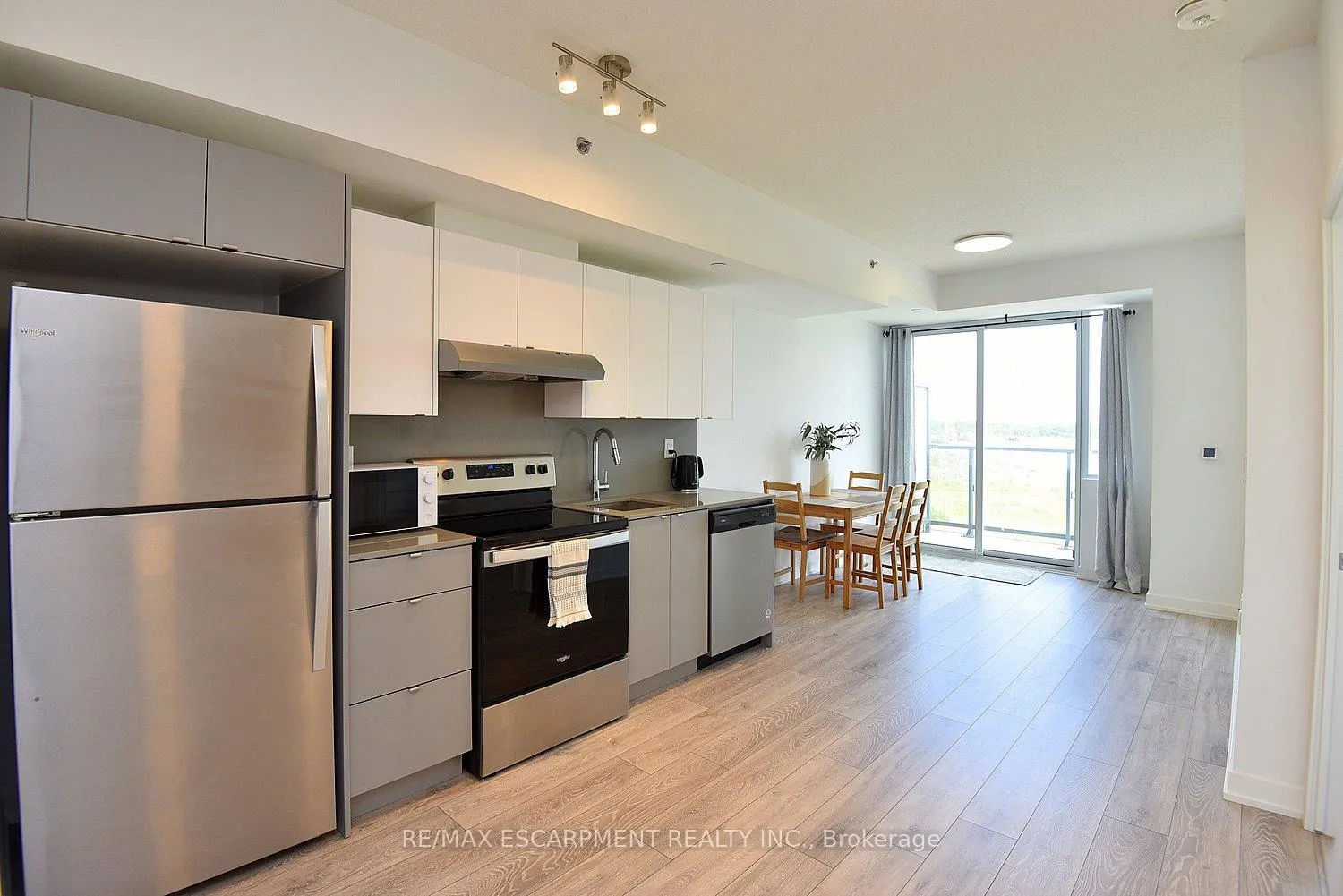 Photo 12 of Unit B1006, 3200 Dakota Common, Burlington, Alton — HOMEH