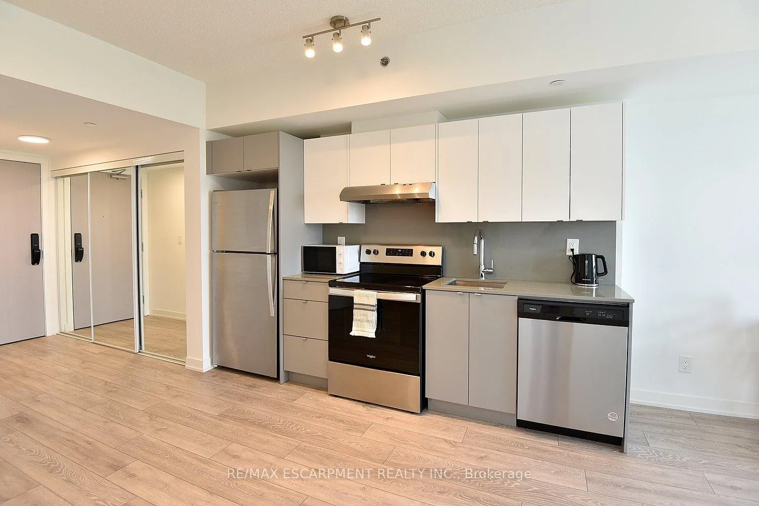 Photo 13 of Unit B1006, 3200 Dakota Common, Burlington, Alton — HOMEH