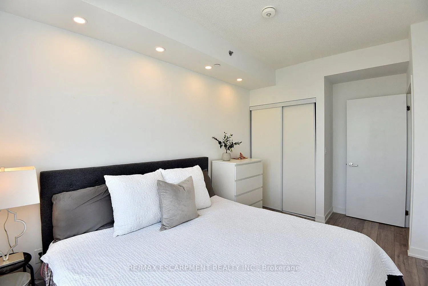 Photo 16 of Unit B1006, 3200 Dakota Common, Burlington, Alton — HOMEH