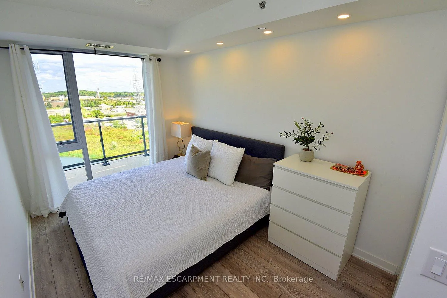 Photo 17 of Unit B1006, 3200 Dakota Common, Burlington, Alton — HOMEH