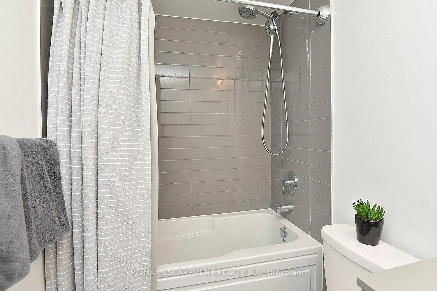 Photo 19 of Unit B1006, 3200 Dakota Common, Burlington, Alton — HOMEH
