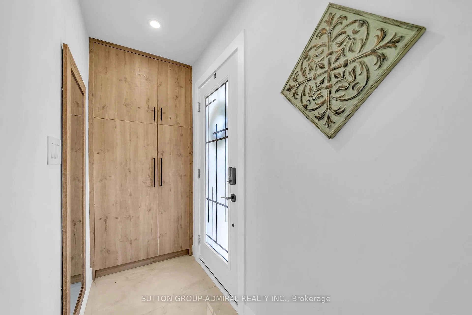 Photo 8 of 17 Jasper Drive, Aurora, Aurora Heights — HOMEH