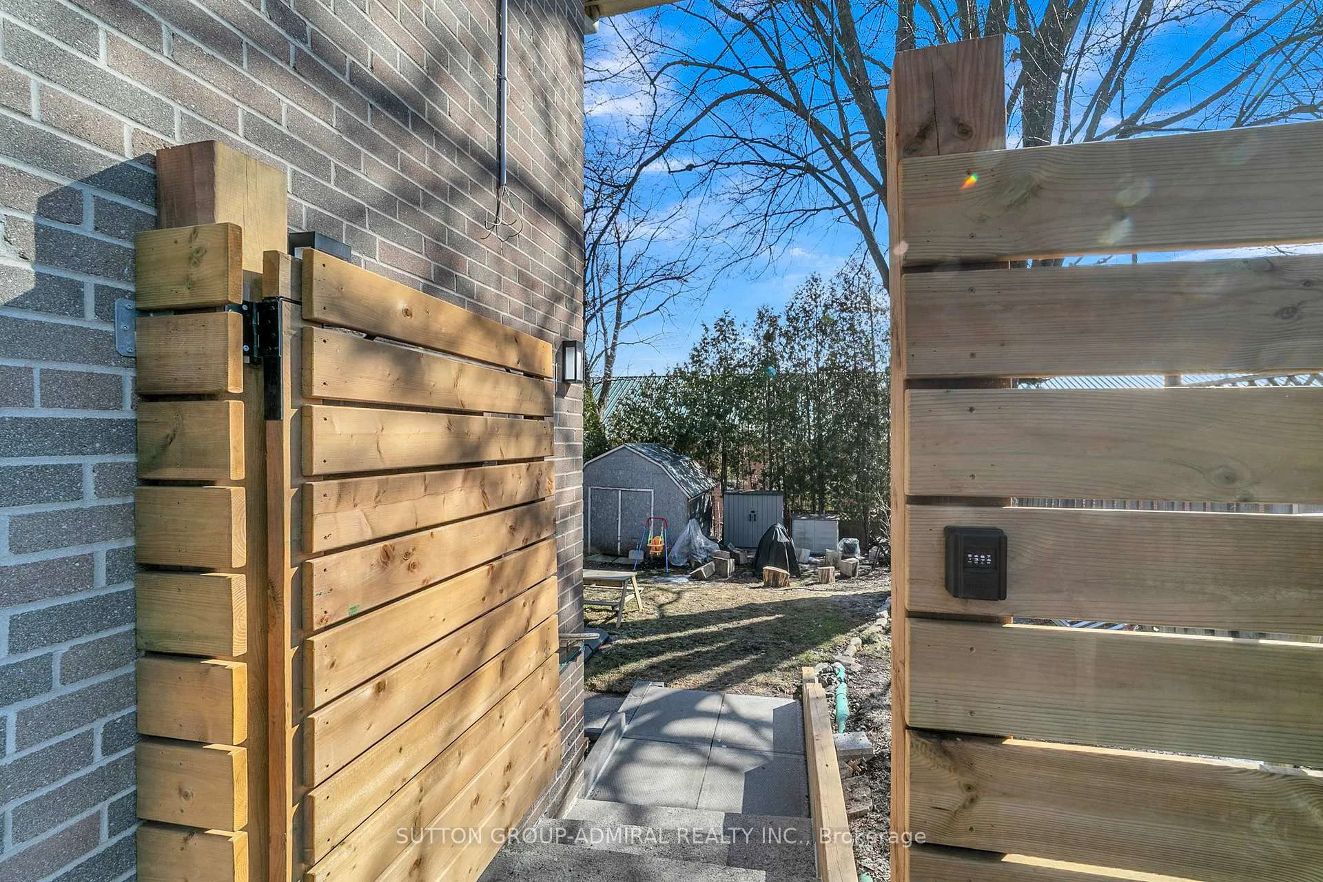 Photo 33 of 17 Jasper Drive, Aurora, Aurora Heights — HOMEH