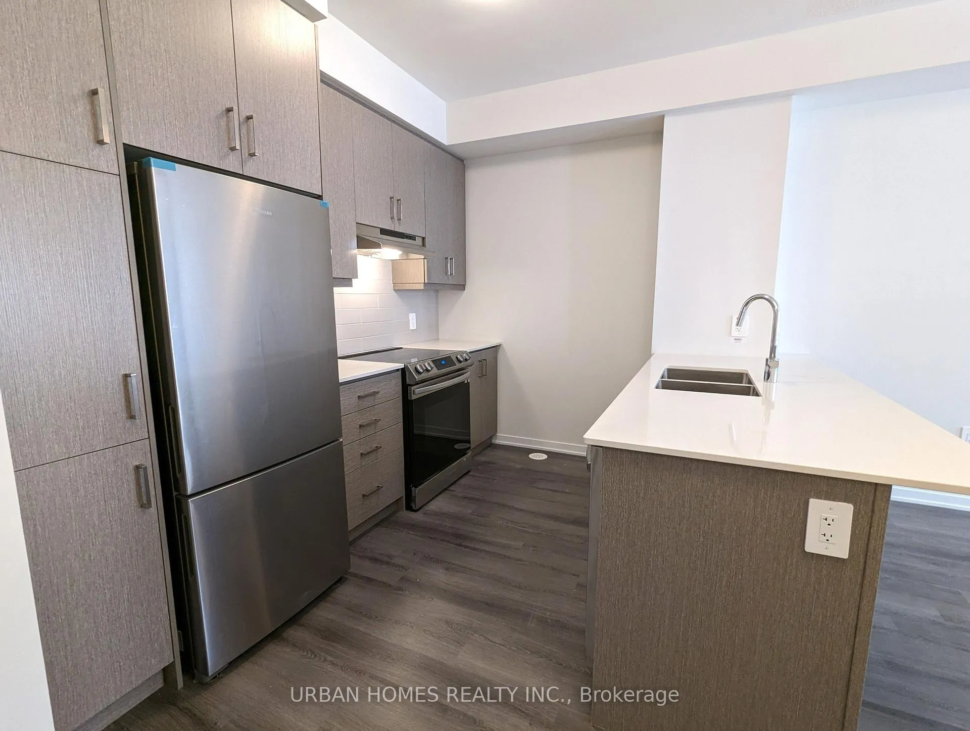 Photo 4 of Unit 65, 31 Honeycrisp Crescent, Vaughan, Vaughan Corporate Centre — HOMEH