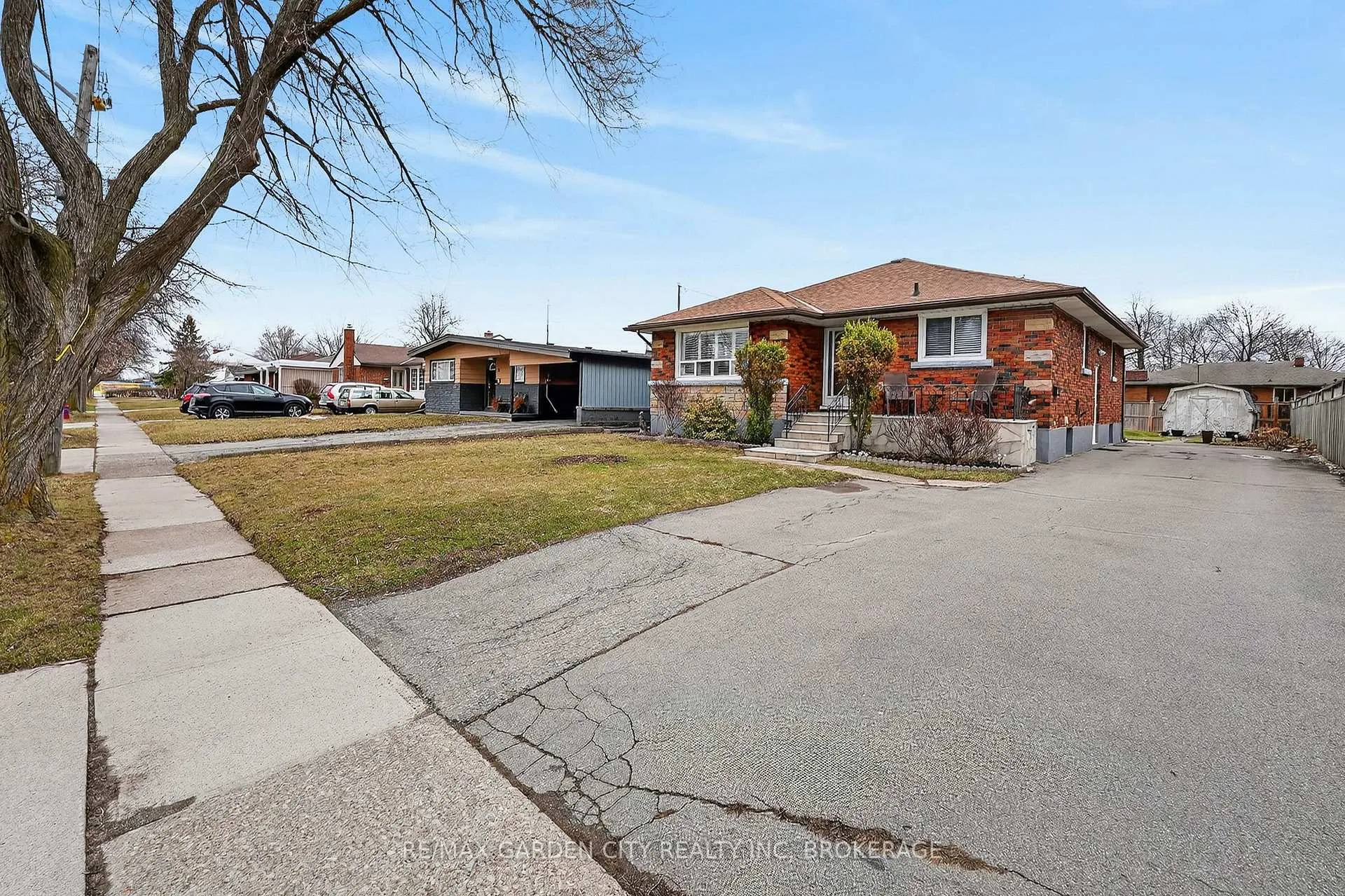 Photo 1 of 98 Golden Boulevard E, Welland, Lincoln/Crowland — HOMEH