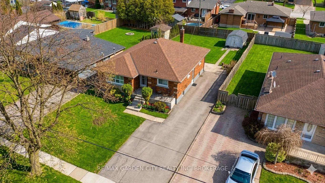 Photo 2 of 98 Golden Boulevard E, Welland, Lincoln/Crowland — HOMEH
