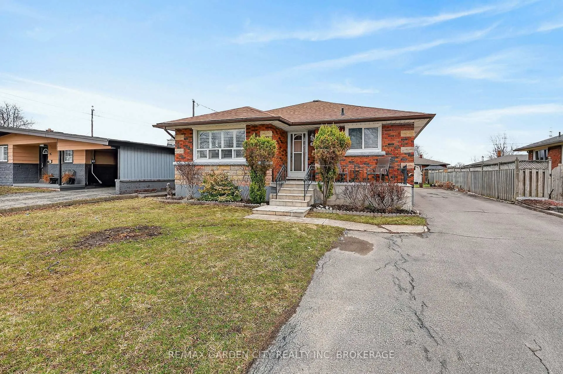 Photo 3 of 98 Golden Boulevard E, Welland, Lincoln/Crowland — HOMEH