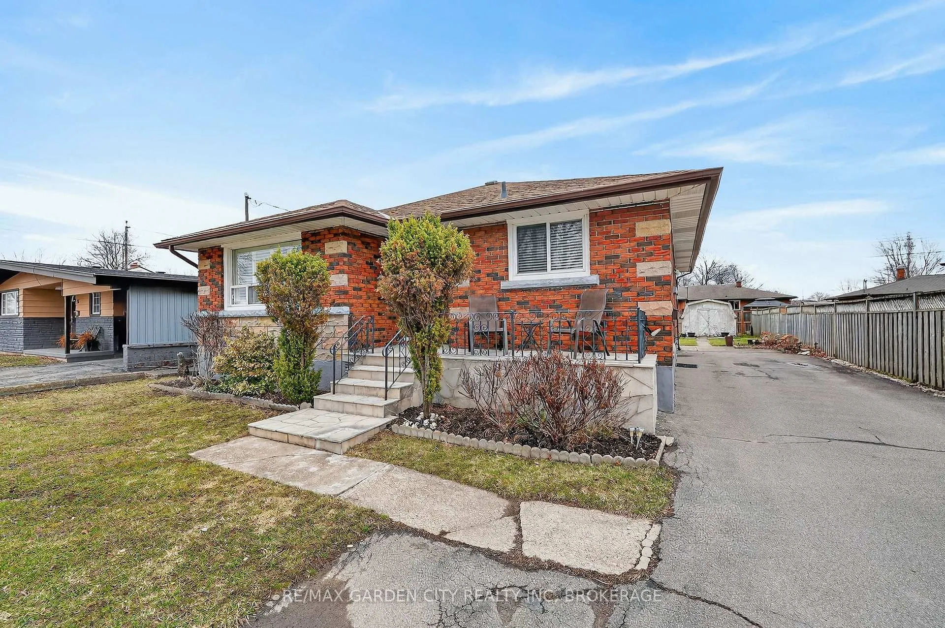 Photo 4 of 98 Golden Boulevard E, Welland, Lincoln/Crowland — HOMEH