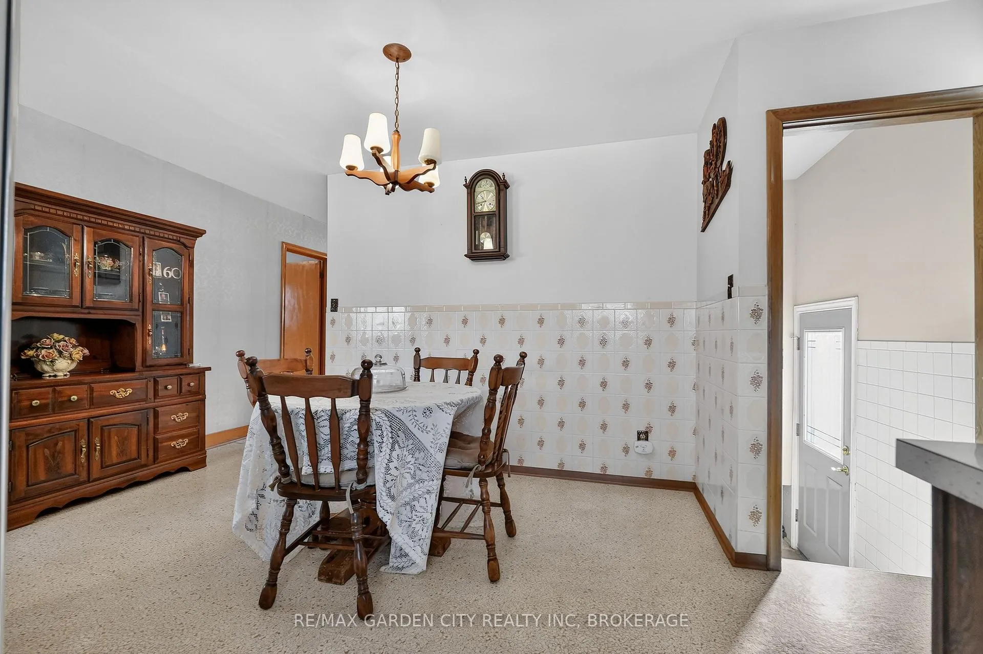 Photo 10 of 98 Golden Boulevard E, Welland, Lincoln/Crowland — HOMEH