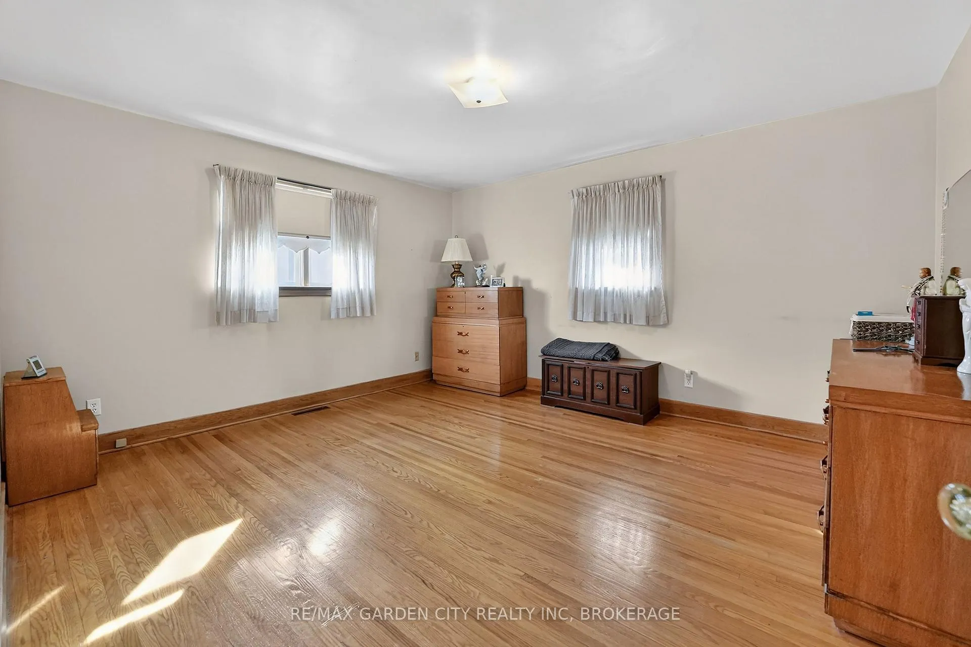 Photo 15 of 98 Golden Boulevard E, Welland, Lincoln/Crowland — HOMEH
