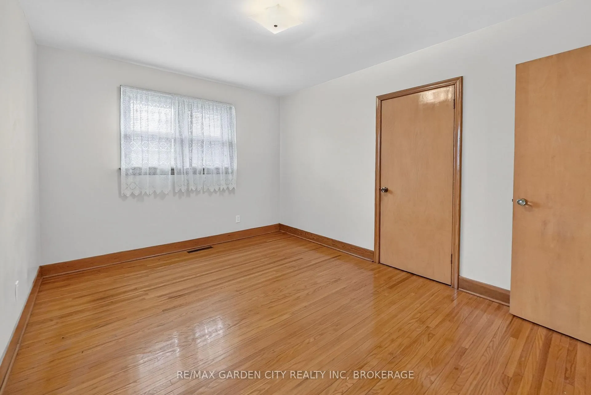 Photo 17 of 98 Golden Boulevard E, Welland, Lincoln/Crowland — HOMEH