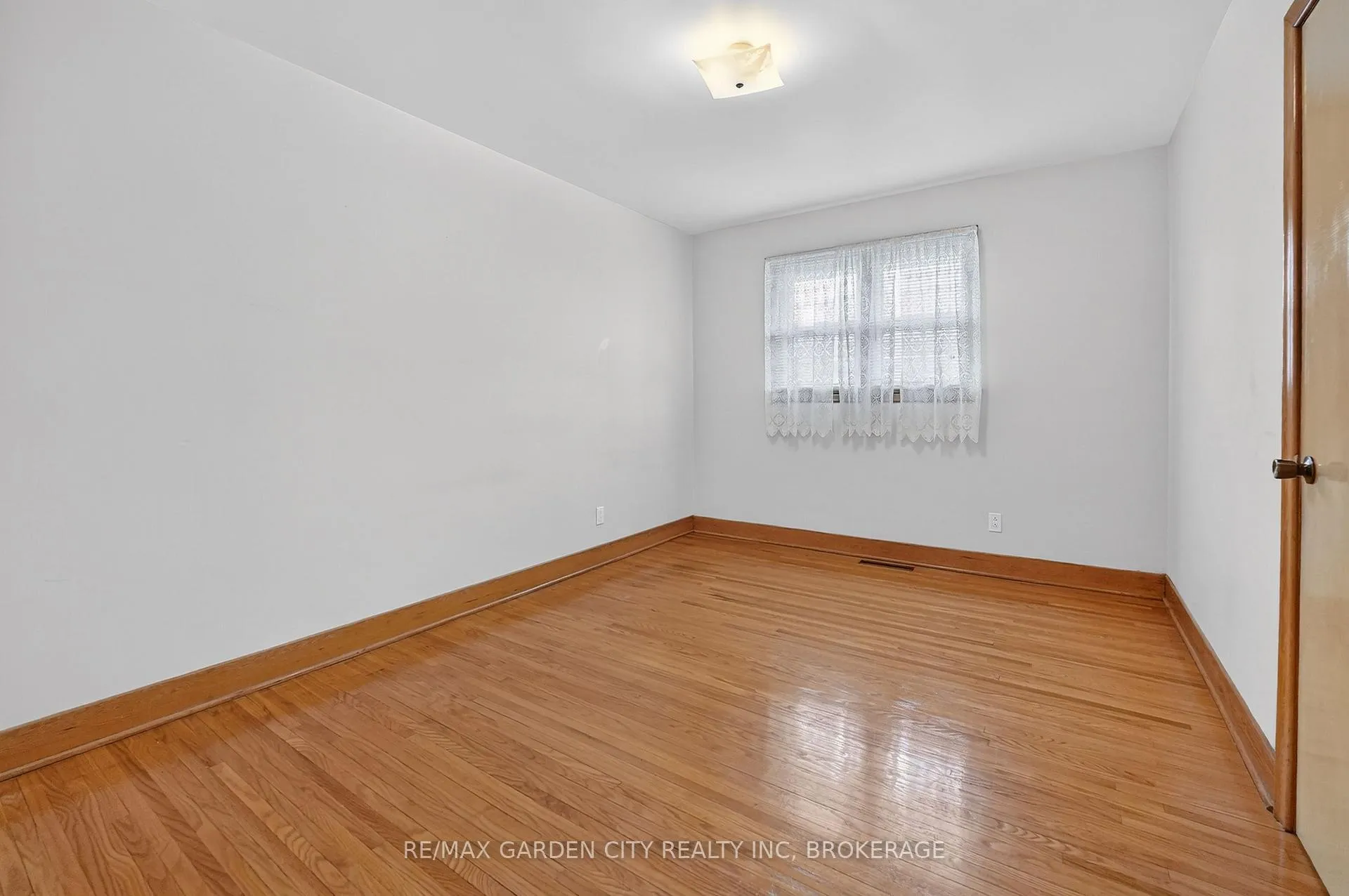Photo 18 of 98 Golden Boulevard E, Welland, Lincoln/Crowland — HOMEH