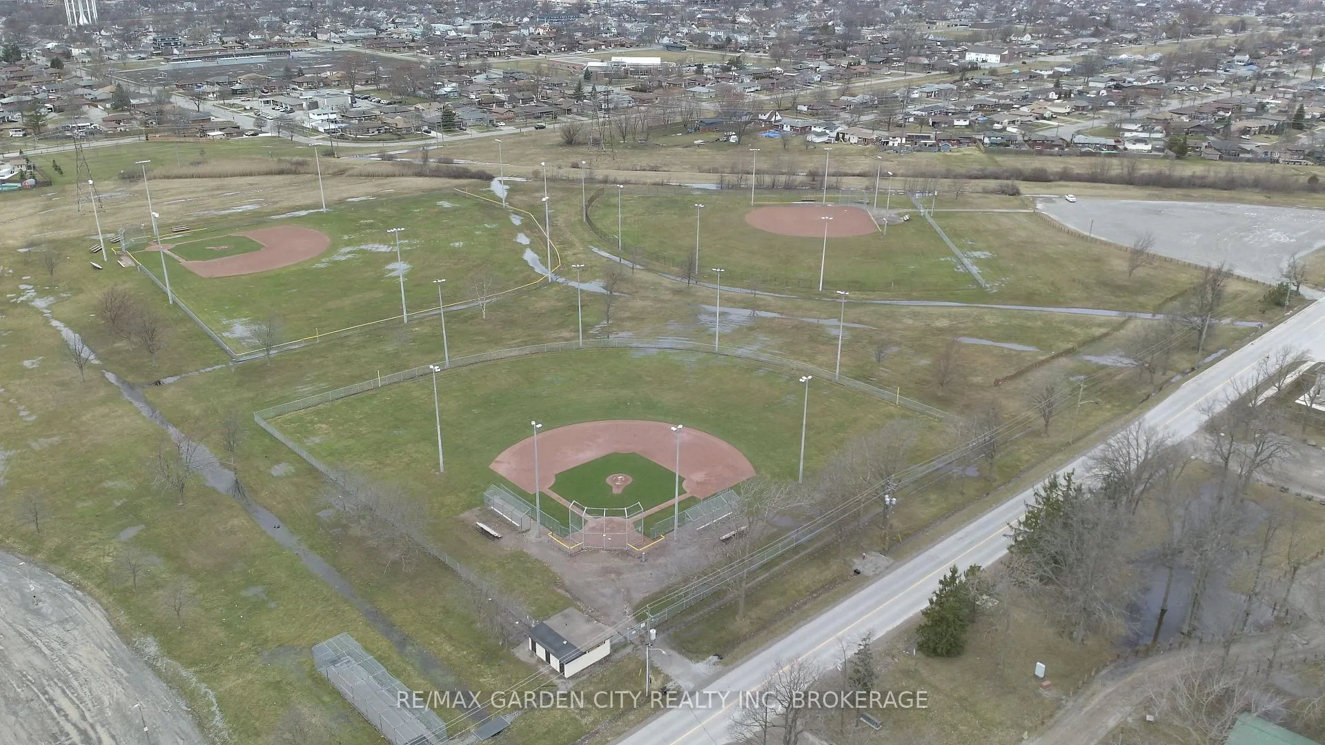 Photo 42 of 98 Golden Boulevard E, Welland, Lincoln/Crowland — HOMEH