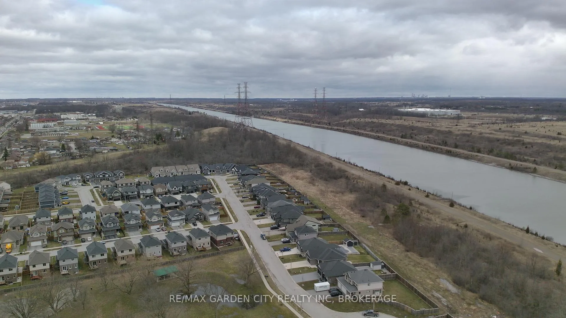 Photo 43 of 98 Golden Boulevard E, Welland, Lincoln/Crowland — HOMEH