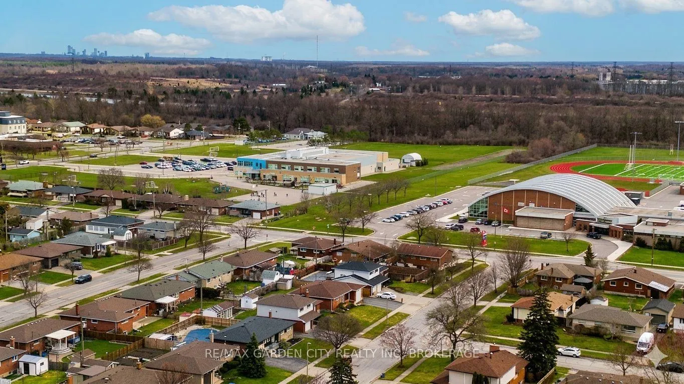 Photo 44 of 98 Golden Boulevard E, Welland, Lincoln/Crowland — HOMEH