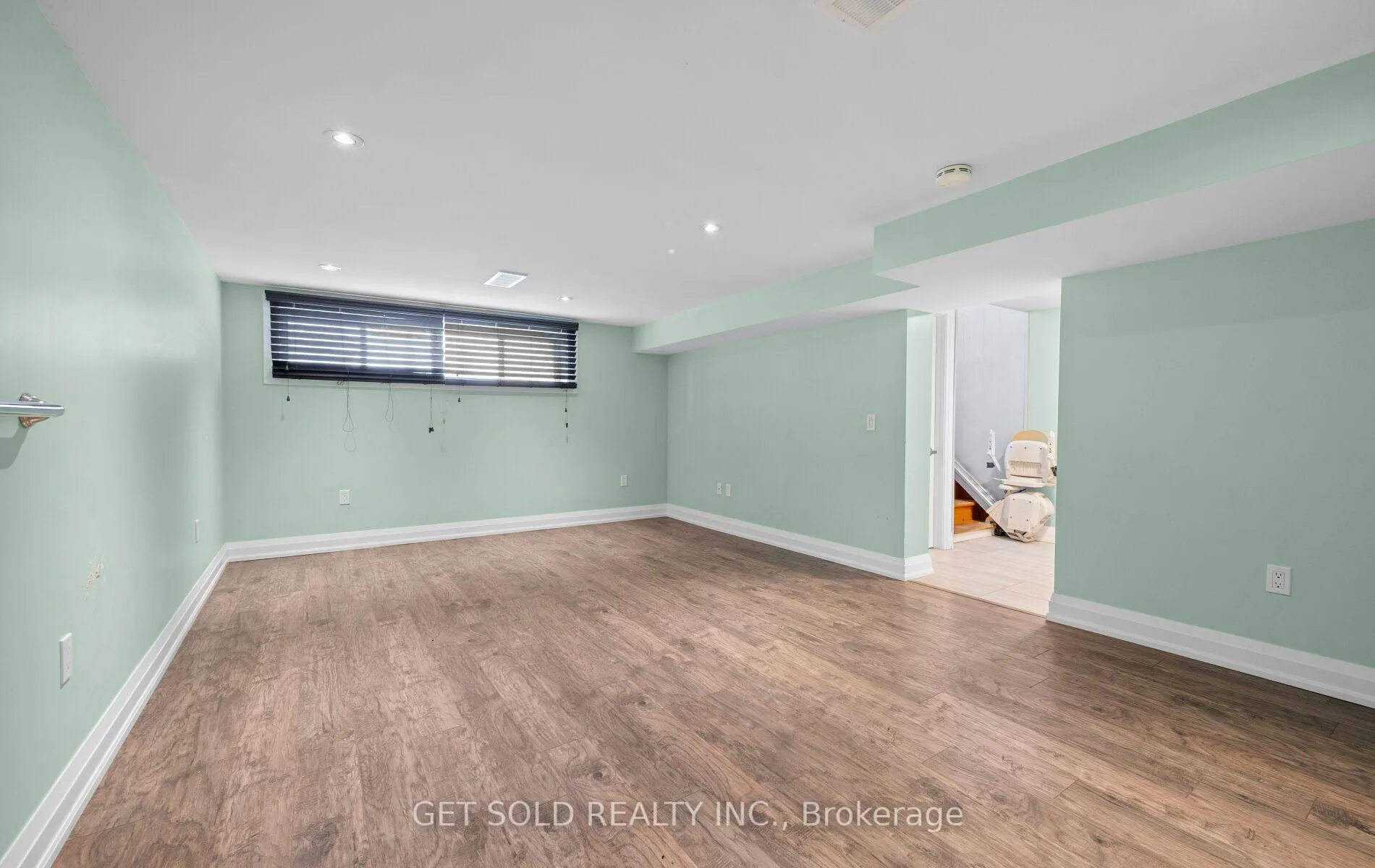 Photo 33 of 14 Burrard Road, Etobicoke, Elms-Old Rexdale — HOMEH