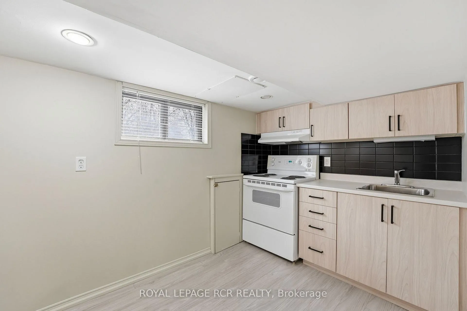 Photo 11 of 83 Industrial Parkway S, Aurora, Aurora Village — HOMEH