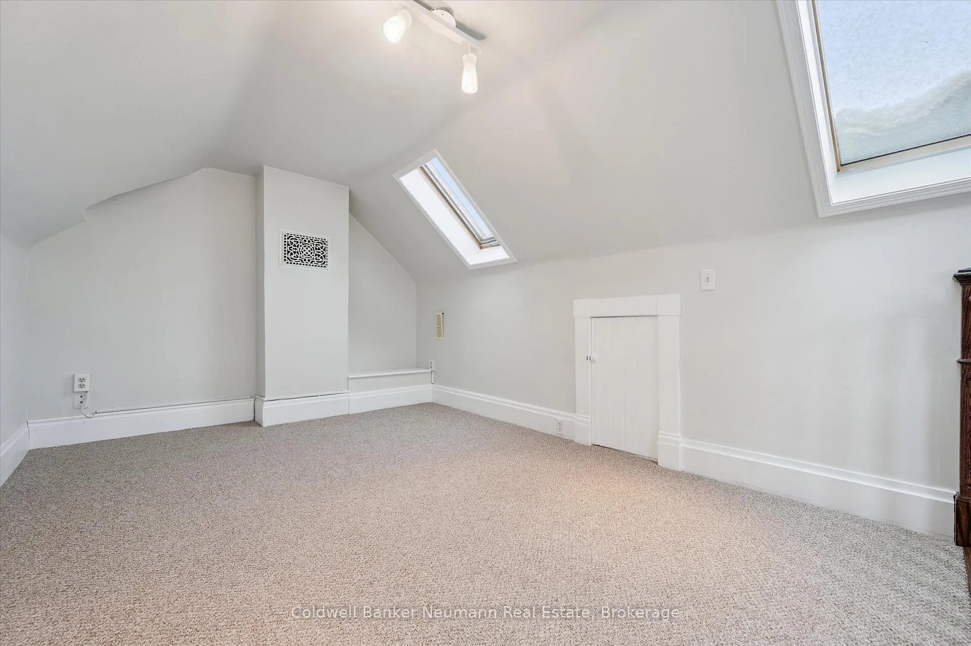 Photo 38 of 20 Brunswick Avenue, Kitchener — HOMEH
