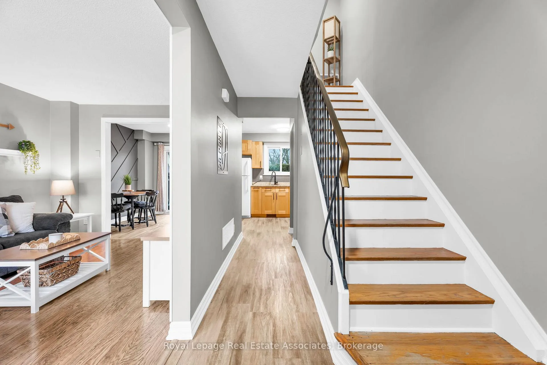 Photo 4 of Unit 31, 20 Mountainview Road S, Halton Hills, Georgetown — HOMEH
