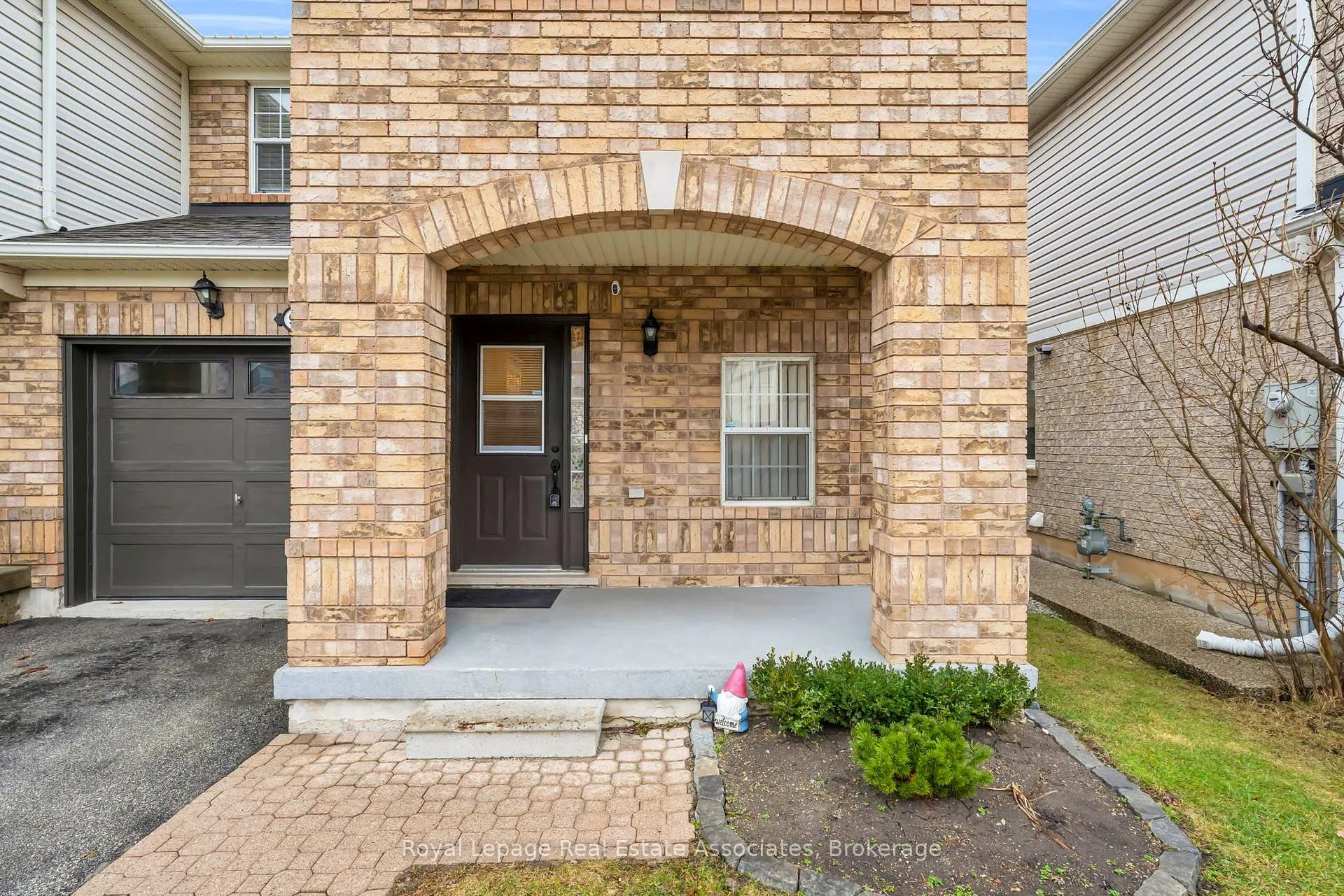 Photo 2 of 900 Mckay Crescent, Milton, Beaty — HOMEH