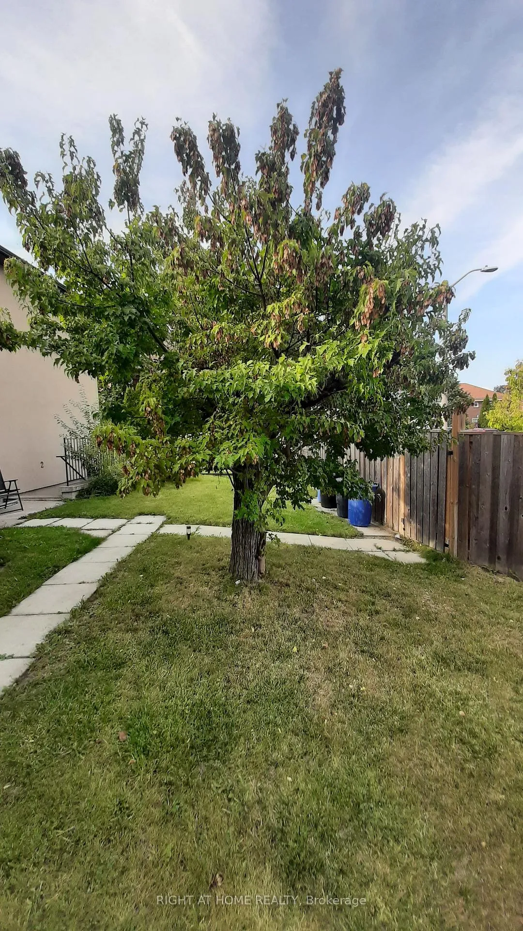 Photo 3 of Unit 1, 58 Benjamin Drive, Vaughan, East Woodbridge — HOMEH