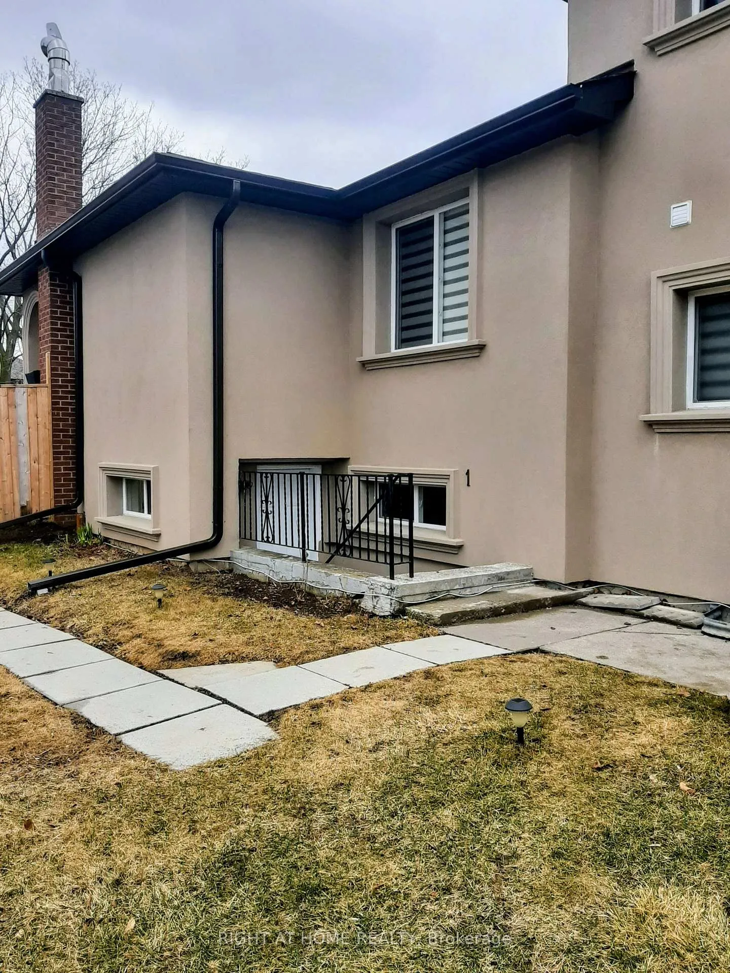 Photo 4 of Unit 1, 58 Benjamin Drive, Vaughan, East Woodbridge — HOMEH