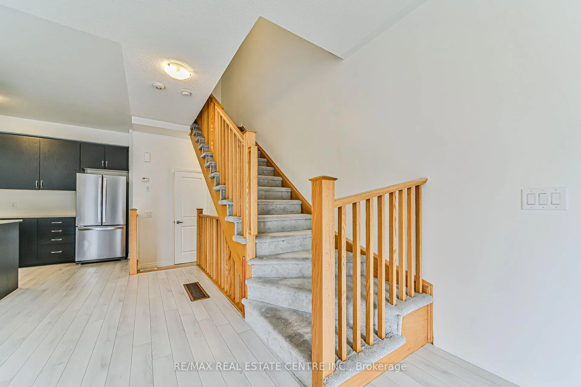 Photo 4 of Unit 902, 585 Colborne Street E, Brantford — HOMEH