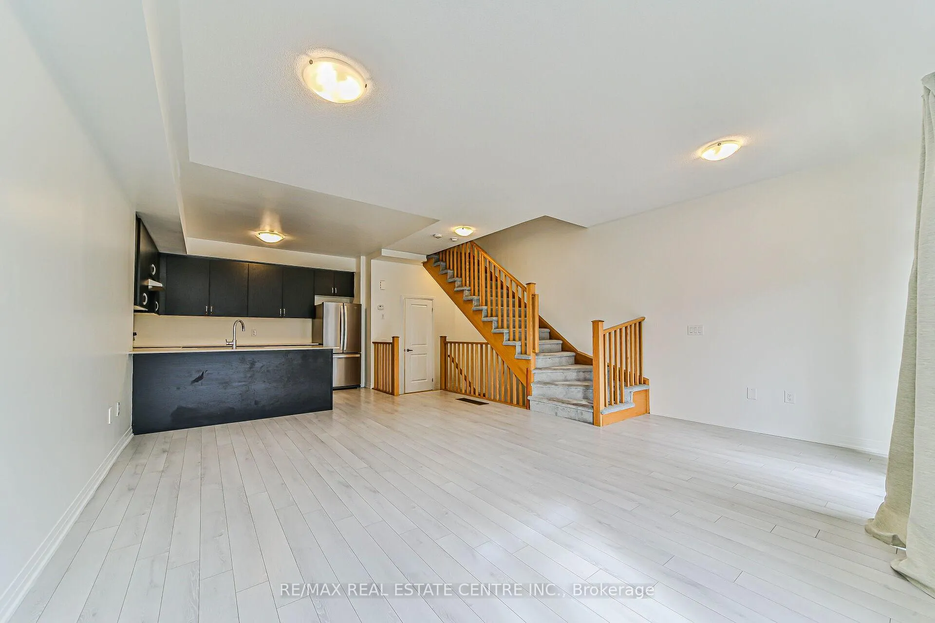 Photo 5 of Unit 902, 585 Colborne Street E, Brantford — HOMEH
