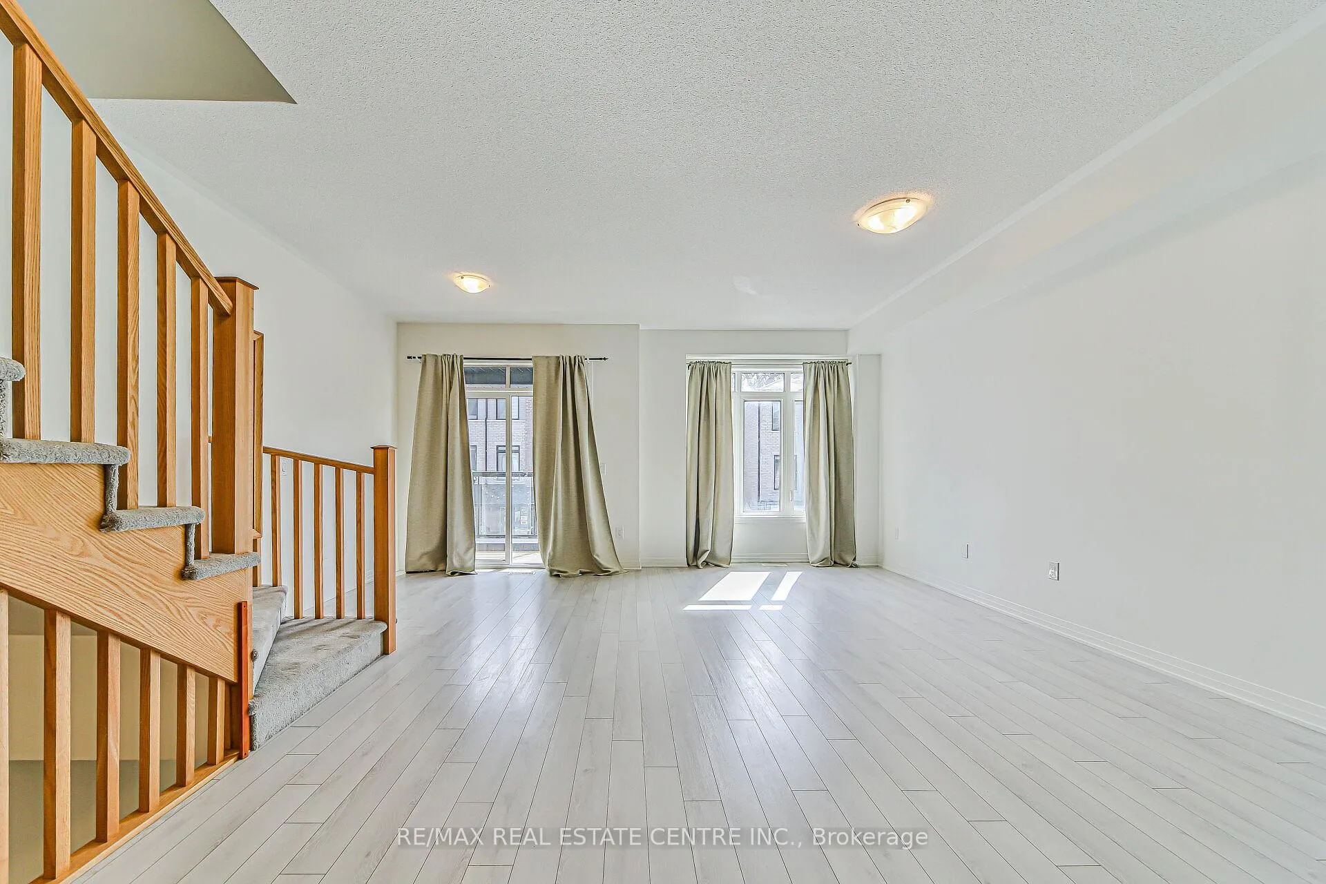 Photo 6 of Unit 902, 585 Colborne Street E, Brantford — HOMEH