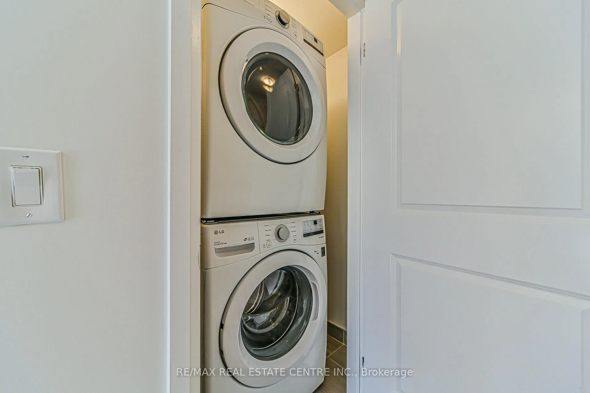 Photo 12 of Unit 902, 585 Colborne Street E, Brantford — HOMEH